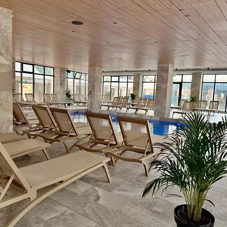 Popeye's Seaview In Odyssey Pool & דירה Năvodari